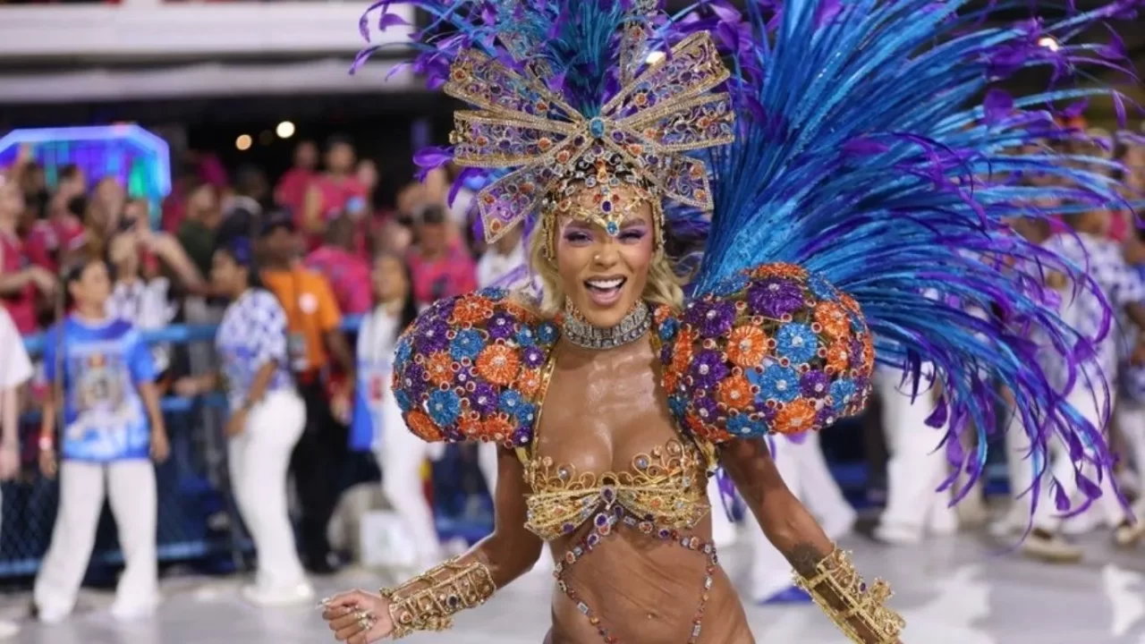 Brunna Gonçalves deixa posto de musa da Beija-Flor após três anos na escola