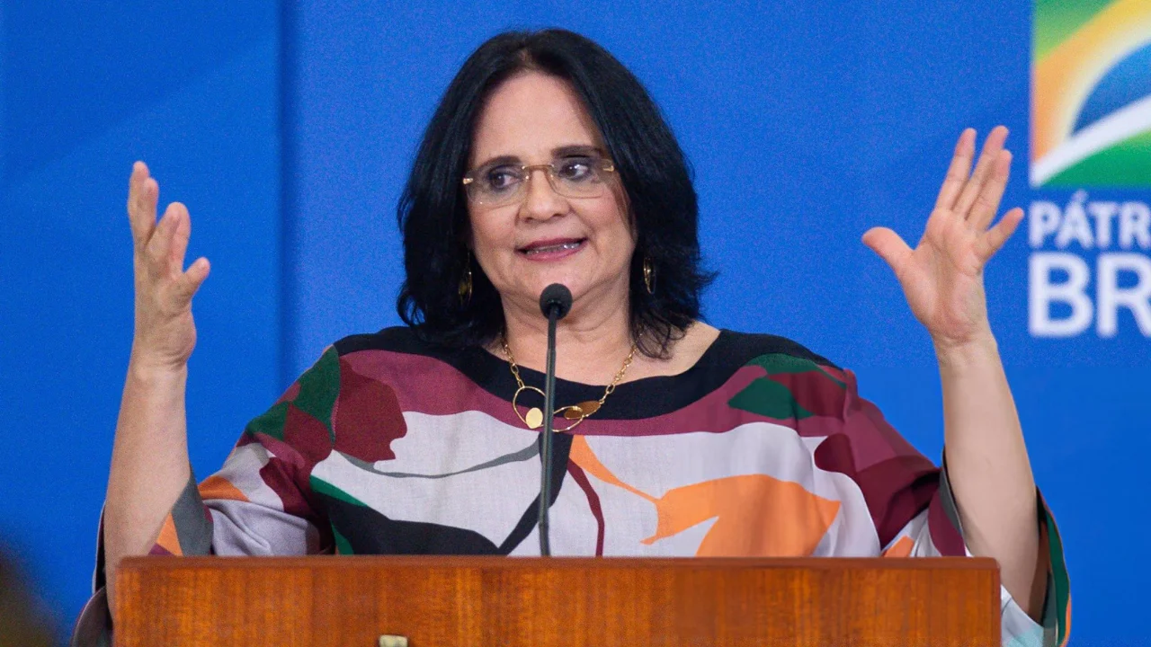 Damares Alves é autorizada a visitar Bolsonaro antes do início do julgamento