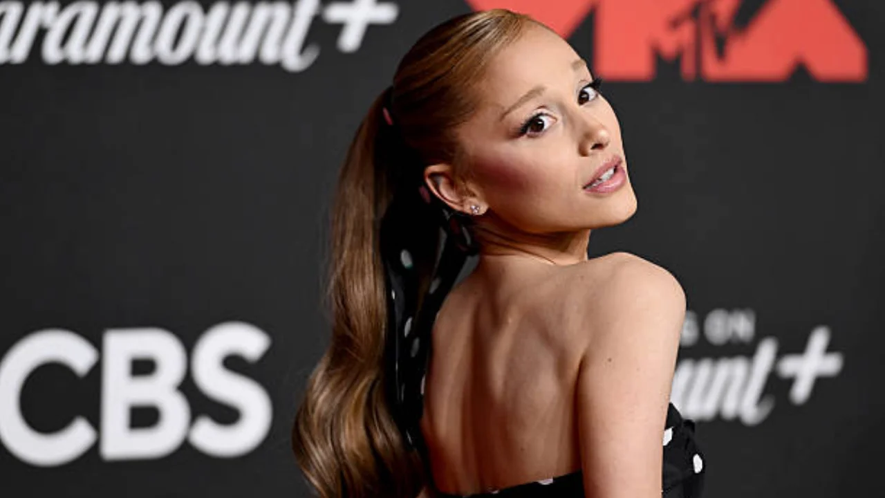 Ariana Grande brilha no VMA 2025 com vestido Fendi sob medida e Swarovski