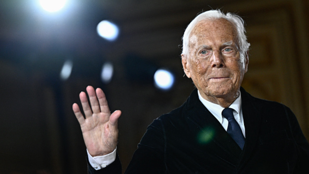 Foto destaque: Giorgio Armani faleceu aos 91 anos (reprodução/JULIEN DE ROSA/Getty Images Embed)