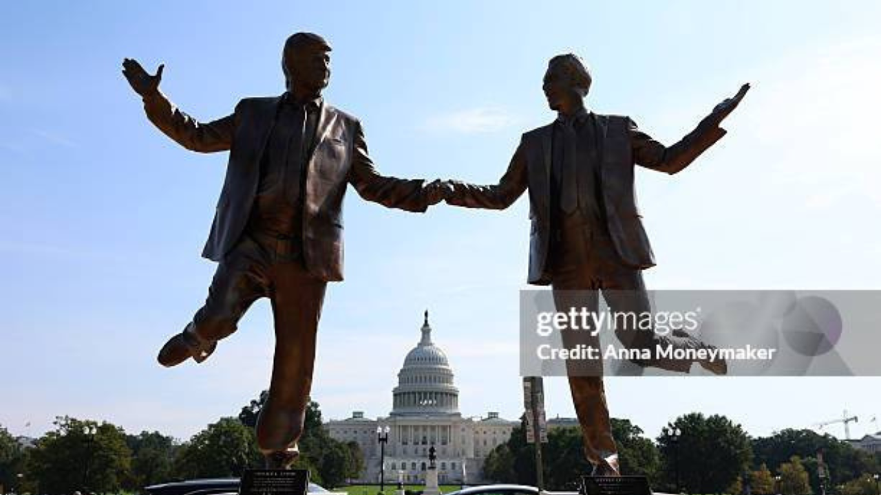 Estátua de Trump e Epstein surge em frente ao Capitólio dos EUA