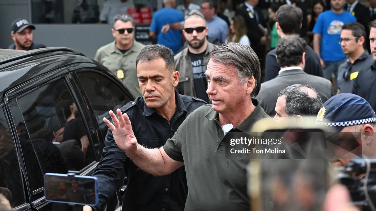 Foto destaque: Devido a complicações na região abdominal, Jair Bolsonaro pode cumprir  prisão domiciliar por golpe de Estado e outros quatro crimes. (Reprodução/Ton Molina/Getty Images Embed)
