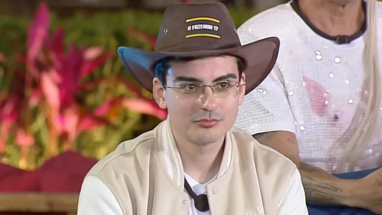 A Fazenda 17: Sem tomar banho, Dudu Camargo vira piada entre peões