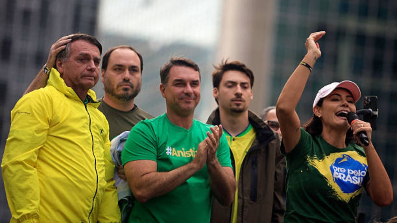 Jair Bolsonaro recebe filhos em sua casa no 2° dia de julgamento