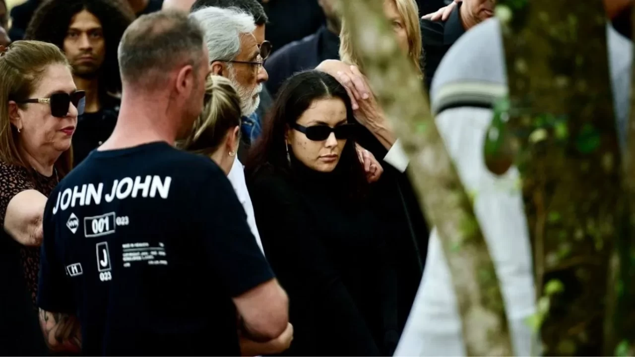 Li Martins se despede de JP Mantovani, em velório marcado por emoção