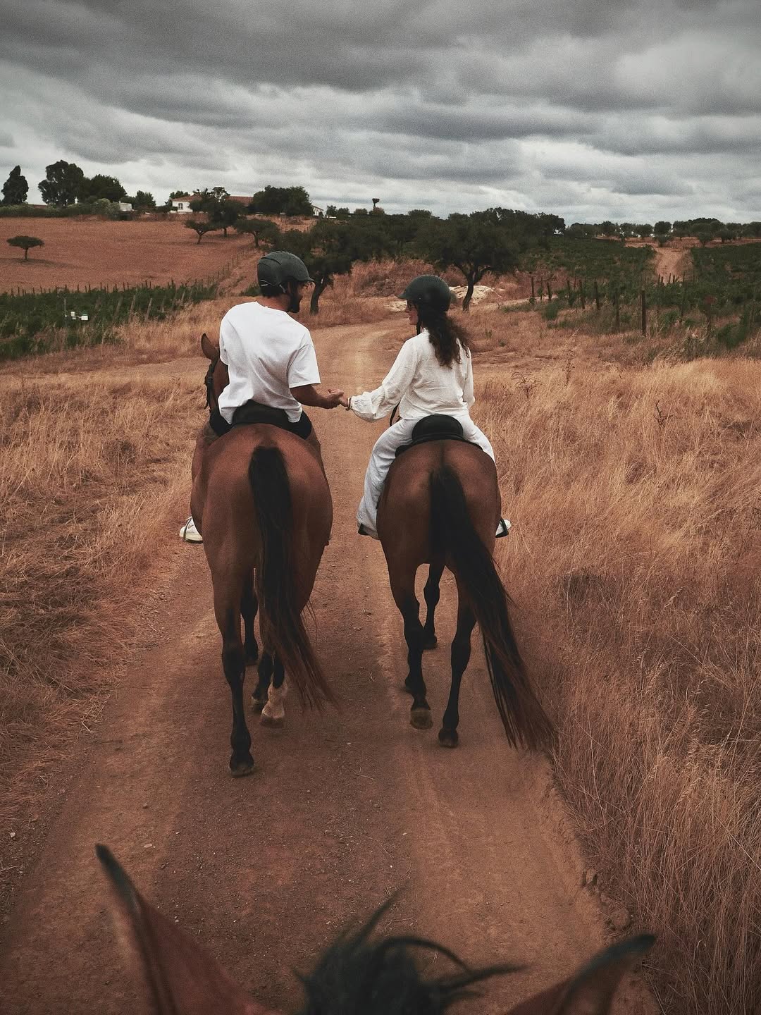 Caio Castro aproveita férias em hotel luxuoso em Portugal, ao lado da mãe e da namorada Caio Castro aproveita férias em hotel luxuoso em Portugal, ao lado da mãe e da namorada