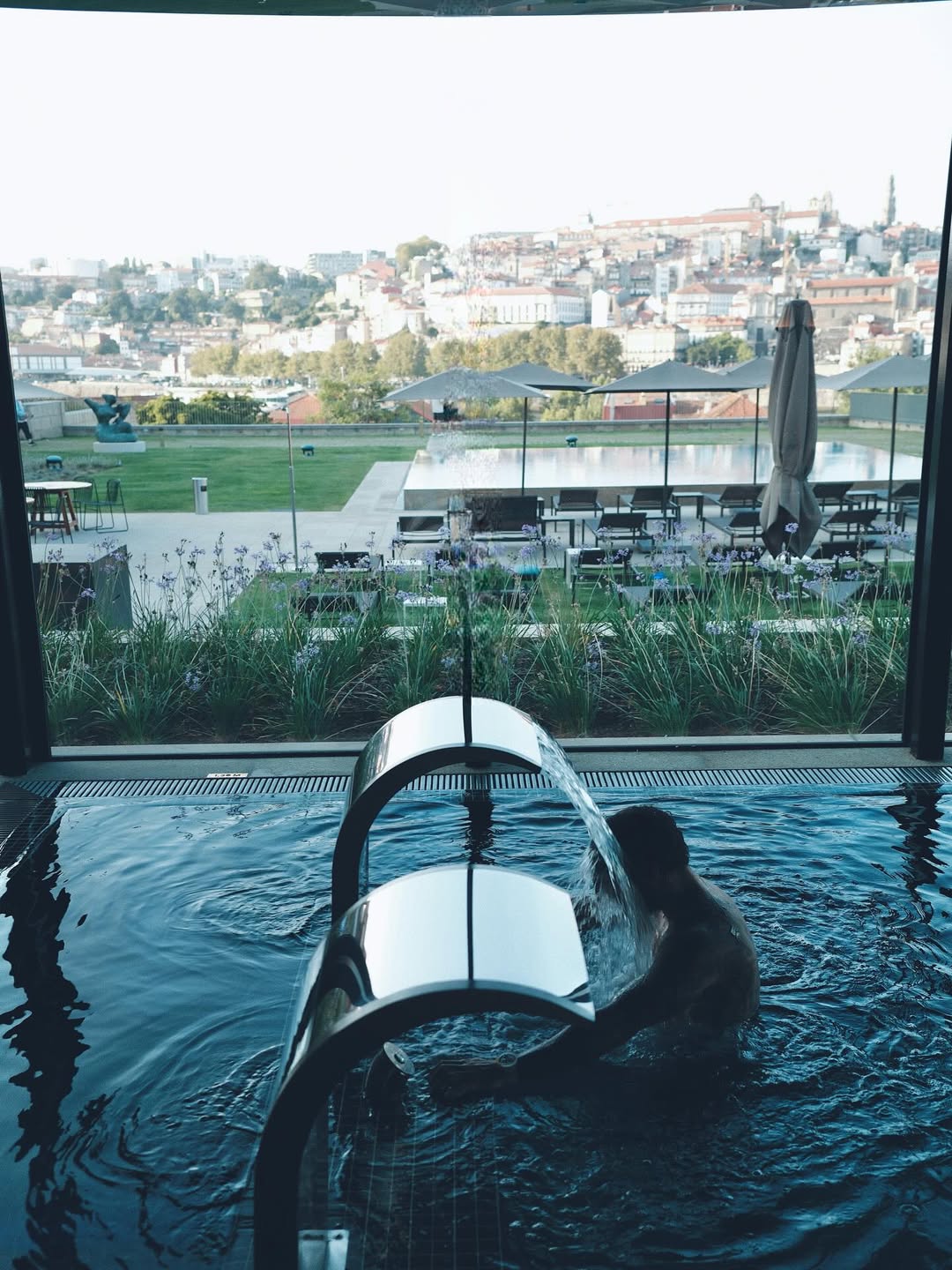 Caio Castro aproveita férias em hotel luxuoso em Portugal, ao lado da mãe e da namorada Caio Castro aproveita férias em hotel luxuoso em Portugal, ao lado da mãe e da namorada