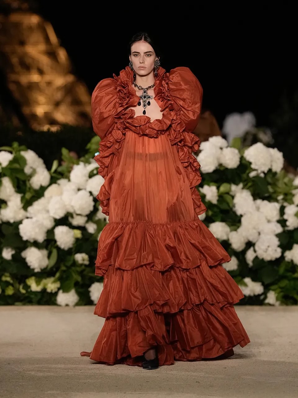 Saint Laurent apresenta sua coleção para primavera/verão 2026