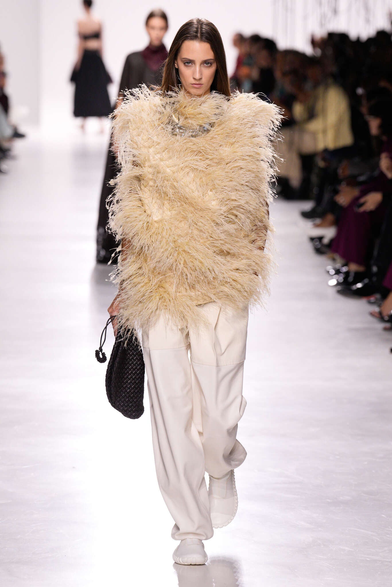 Louise Trotter estreia na Bottega Veneta com mix de clássicos em Milão Louise Trotter estreia na Bottega Veneta com mix de clássicos em Milão