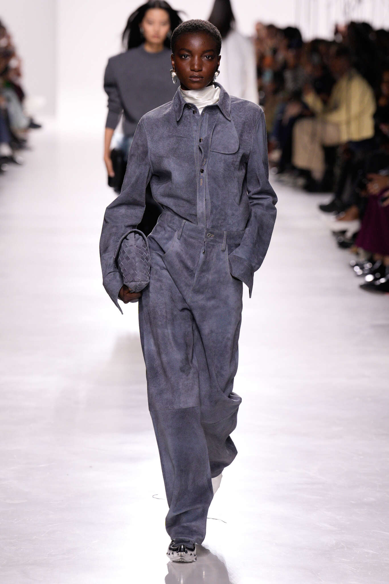 Louise Trotter estreia na Bottega Veneta com mix de clássicos em Milão Louise Trotter estreia na Bottega Veneta com mix de clássicos em Milão