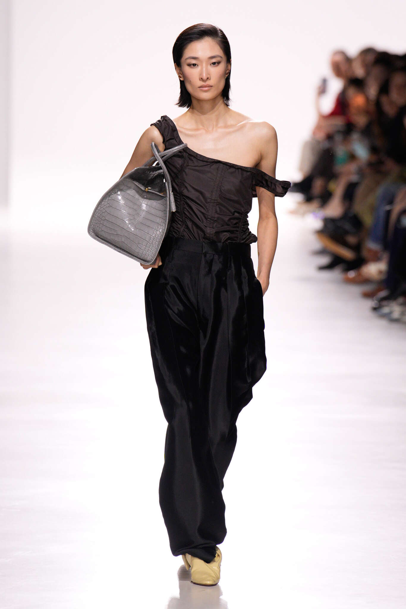 Louise Trotter estreia na Bottega Veneta com mix de clássicos em Milão Louise Trotter estreia na Bottega Veneta com mix de clássicos em Milão