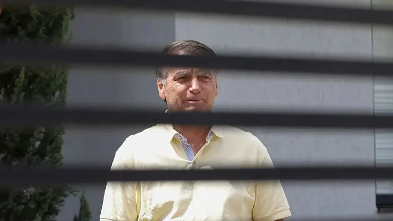 Em prisão domiciliar, Bolsonaro reivindica “visitas contínuas” de liderança do PL