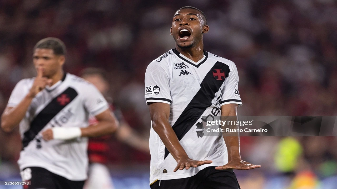 Artilheiro e decisivo: Rayan confirma status de destaque no Vasco