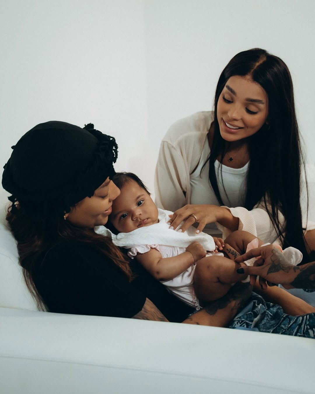 Ludmilla encanta com fotos inéditas de Zuri e Brunna