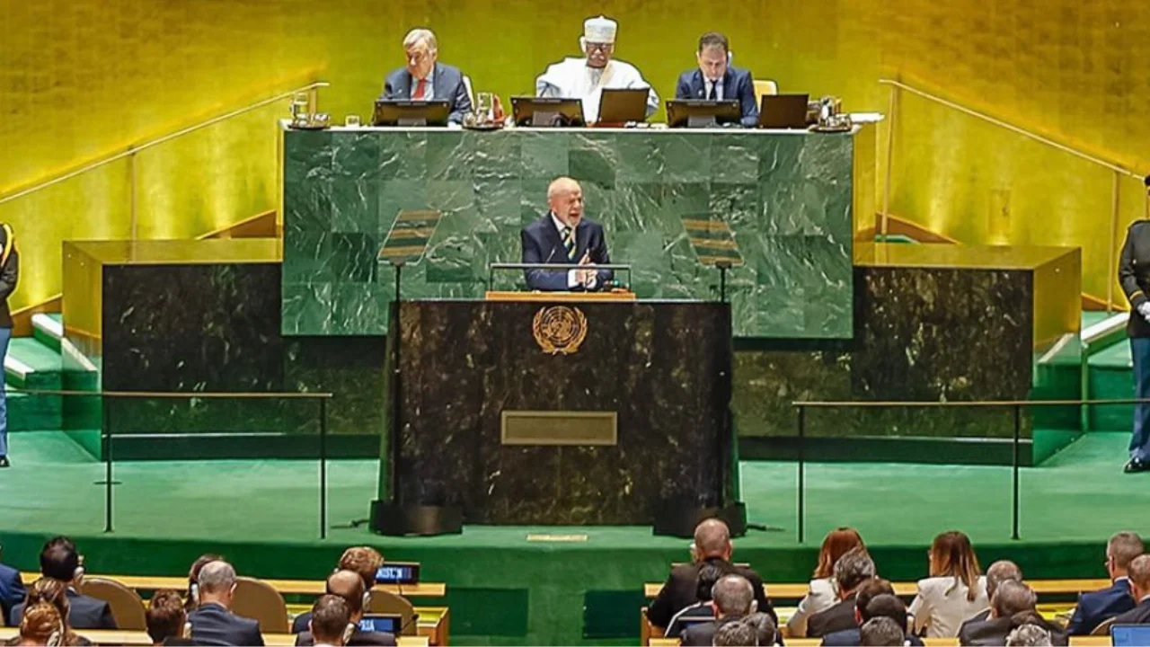 Lula afirma estar aberto a diálogo com Trump em entrevista nos EUA