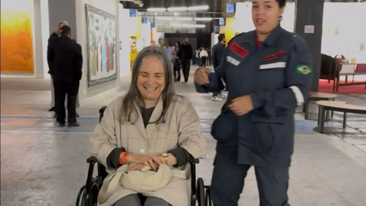 Regina Duarte na cadeira de rodas