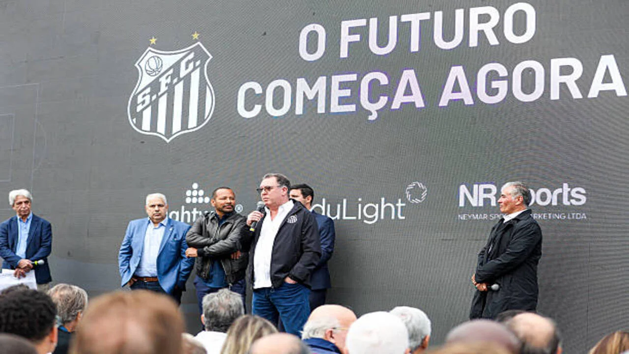 Santos enfrenta desafios no mercado da bola e tenta resgatar sua imagem