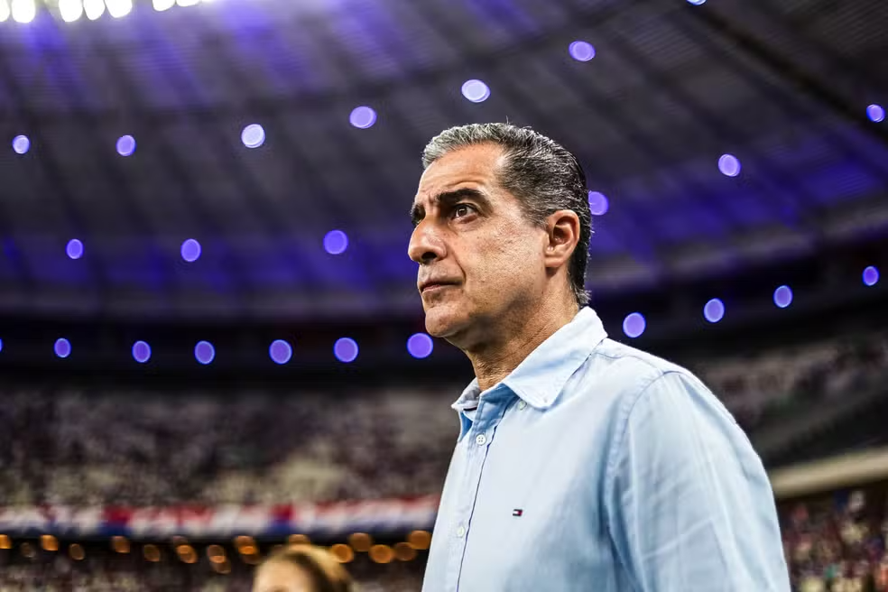 Fortaleza encerra ciclo de Renato Paiva