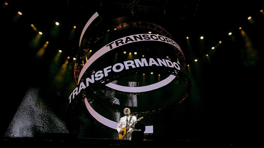 Gilberto Gil homenageia Preta e canta com Roberto Carlos em São Paulo