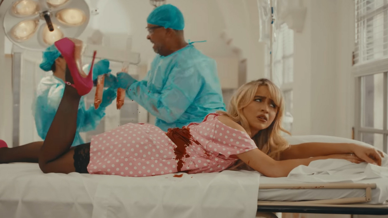 Veja como Sabrina Carpenter pode ser sua inspiração do Halloween Veja como Sabrina Carpenter pode ser sua inspiração do Halloween