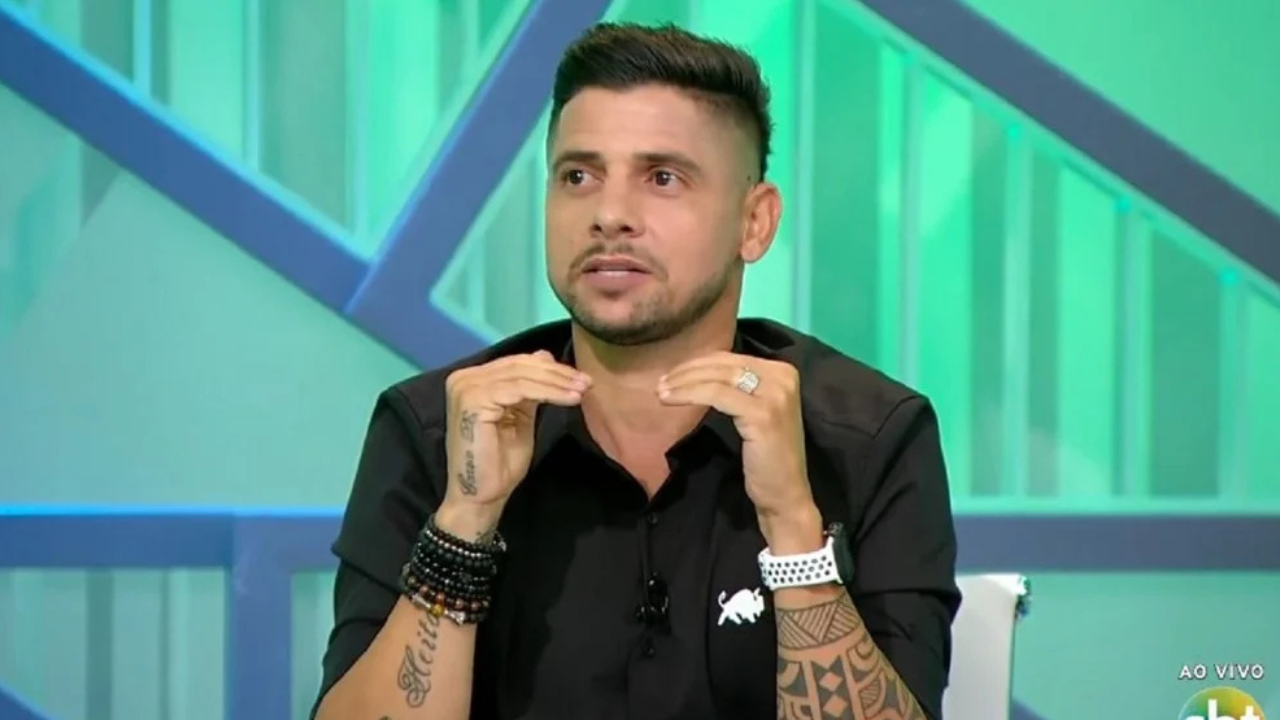 Cicinho critica Abel Ferreira por deixar Maurício no banco e questiona decisões após derrota do Palmeiras para a LDU