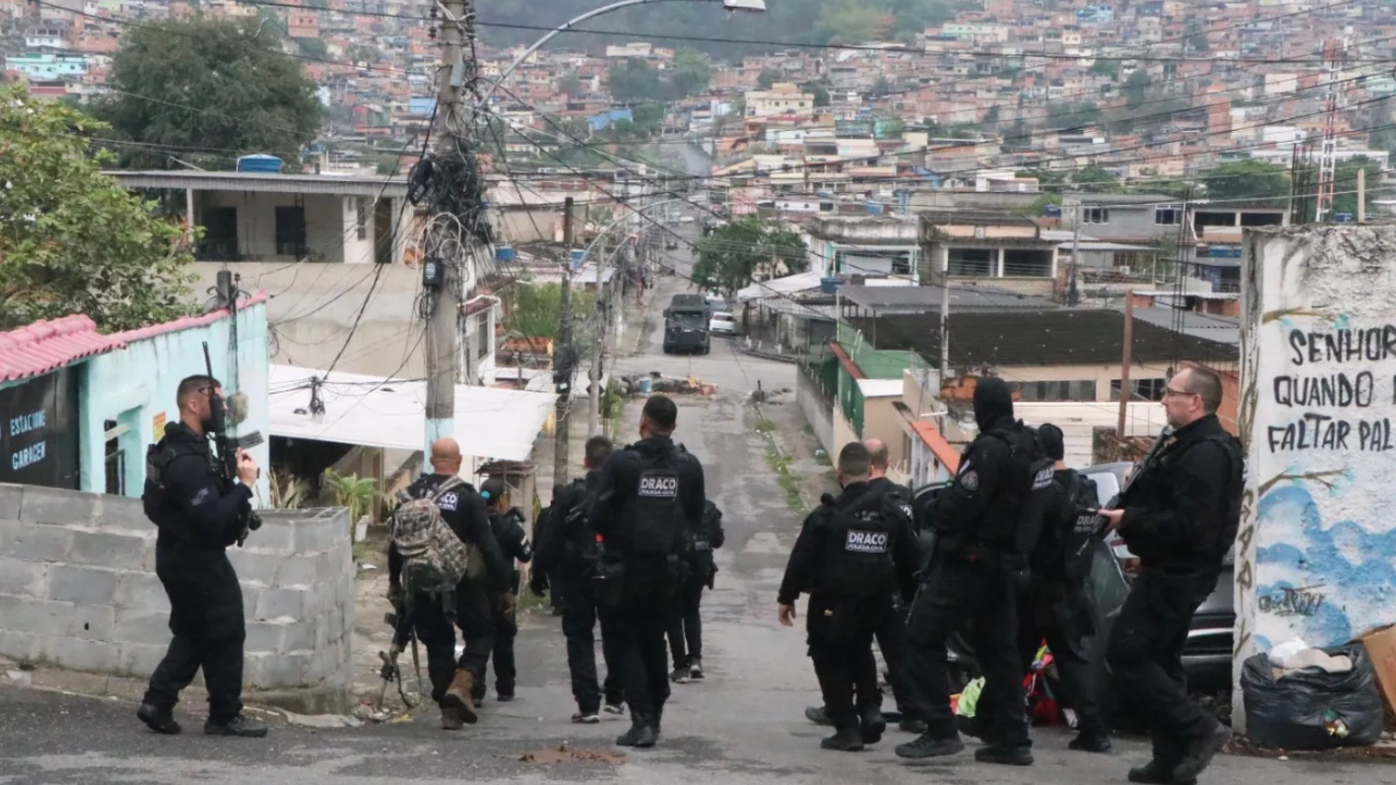 Policiais civis e militares nos complexos da Penha e do Alemão, na Zona Norte do Rio de Janeiro (Reprodução:  Foto/ José Lucena/TheNews2/Estadão)