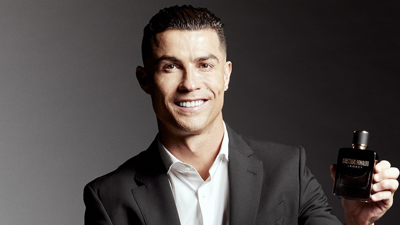 Cristiano Ronaldo se torna primeiro jogador de futebol bilionário na história