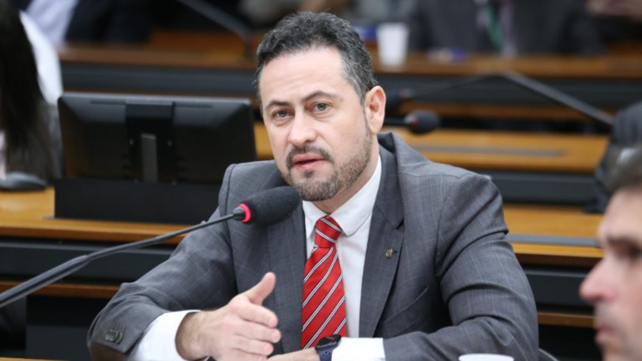 Programa Pé-de-Meia pode ganhar espaço fixo no orçamento da Educação