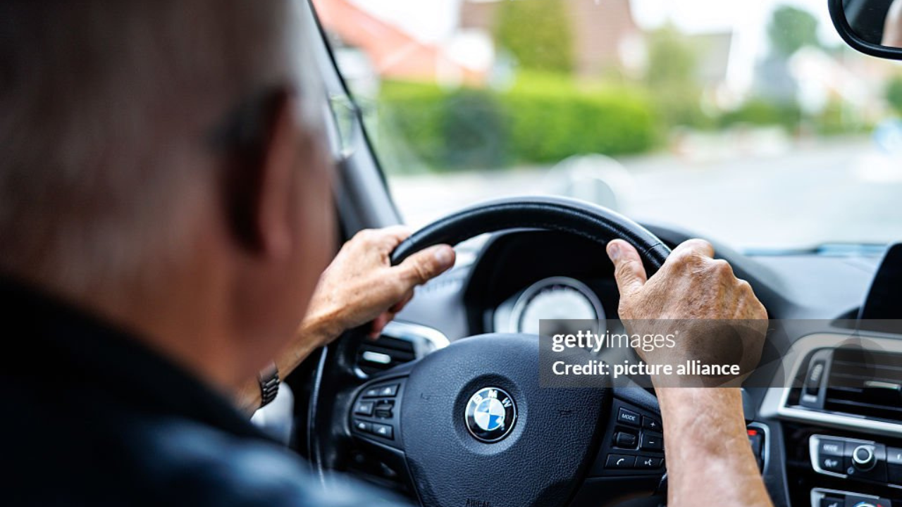 Nesta quinta-feira (1), governo abre petição pública sobre o fim da obrigatoriedade das autoescolas para emissão de habilitação | Reprodução/Matthias Balk/picture alliance via Getty Images Embed