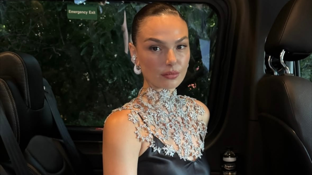 sis Valverde brilha em Hollywood com colar icônico da Swarovski