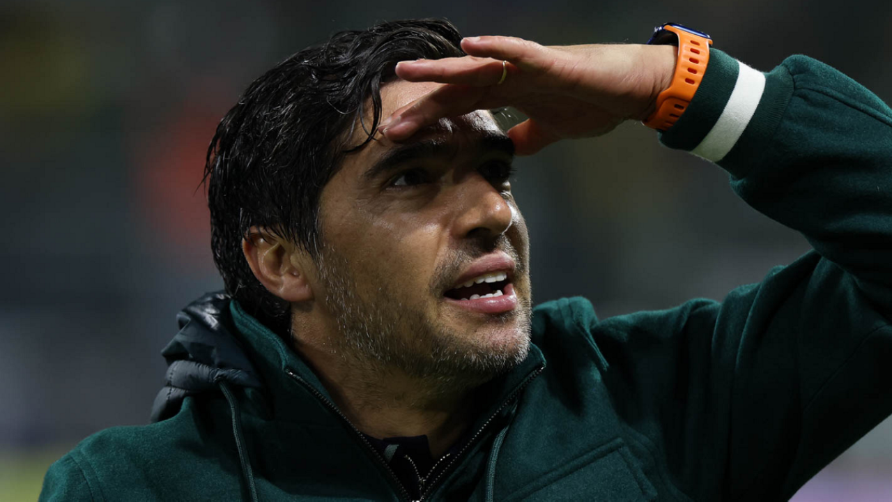 Noite mágica: Abel Ferreira chora em campo após classificação do Palmeiras