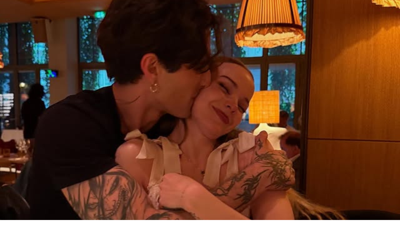 Dove Cameron e Damiano David são flagrados com anel de noivado na Austrália