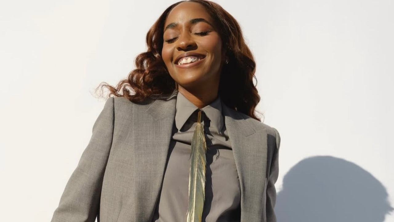 Ayo Edebiri é a nova embaixadora da Chanel, escolhida por Matthieu Blazy por sua autenticidade, talento multifacetado e estilo que desafia padrões