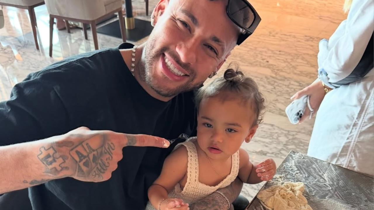 Neymar encanta fãs com momento fofo ao lado da filha Mavie: “Minha dupla”