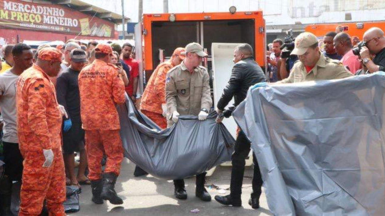 Corpos sendo levados no Rio de Janeiro