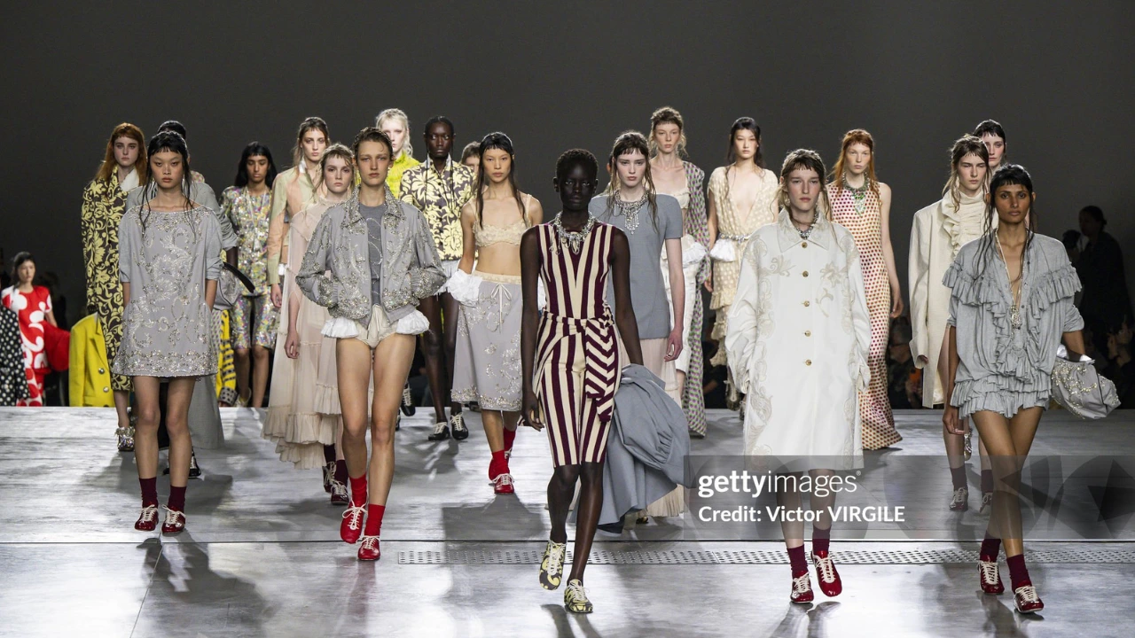Dries Van Noten exibe maximalismo na Paris Fashion Week