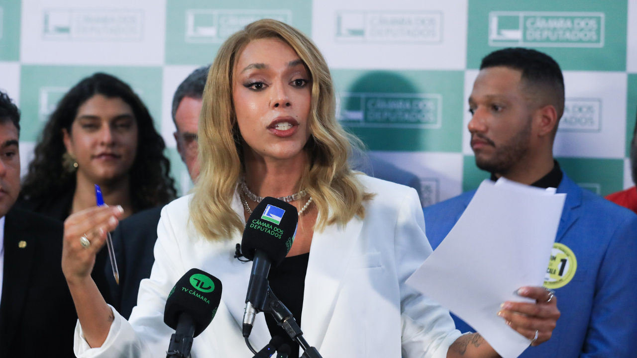 Declaração de Eduardo Bolsonaro gera pedido de inelegibilidade por Erika Hilton