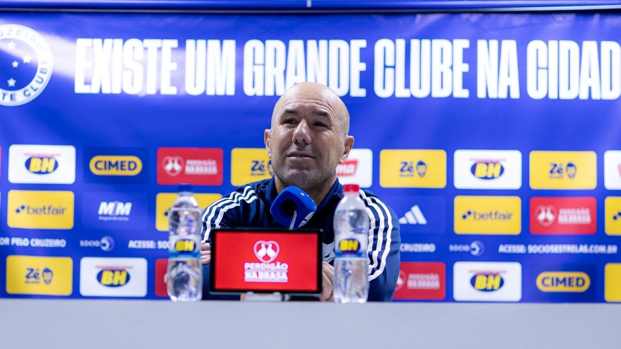 Técnico do Cruzeiro se revolta com arbitragem e fala em repensar permanência no Brasil