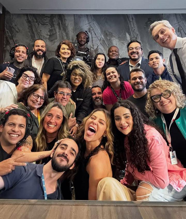 Paolla Oliveira expõe bastidores do velório de Odete Roitman e diverte fãs nas redes sociais Paolla Oliveira expõe bastidores do velório de Odete Roitman e diverte fãs nas redes sociais