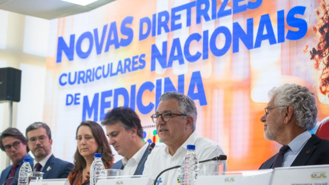 Novas diretrizes reformulam ensino de medicina no Brasil