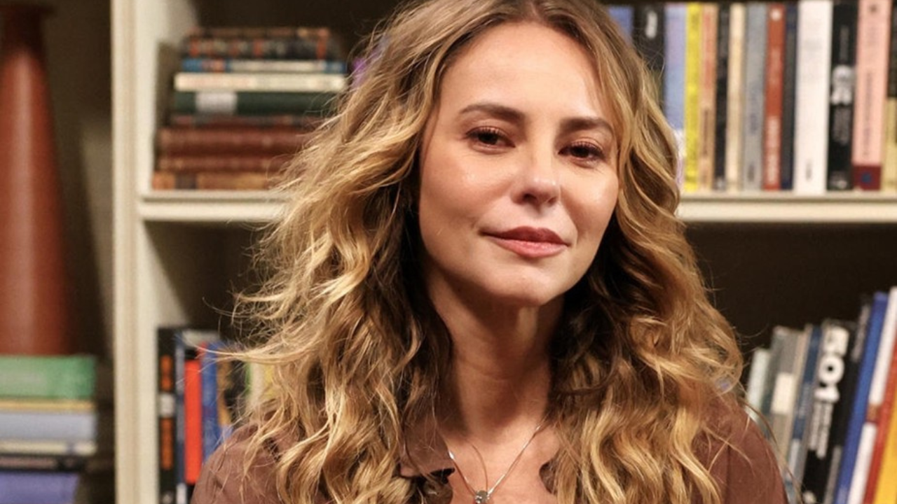 Paolla Oliveira expõe bastidores do velório de Odete Roitman e diverte fãs nas redes sociais