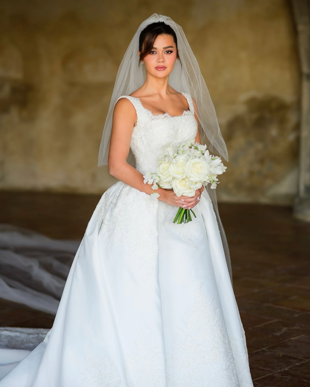 Luxo e romance: vestido de Franciny brilha em cerimônia na Itália