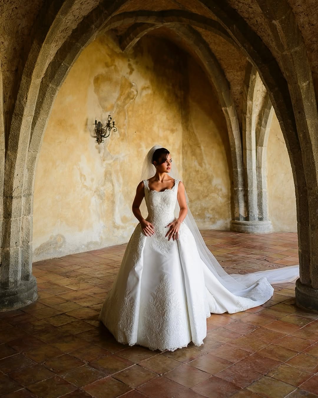Luxo e romance: vestido de Franciny brilha em cerimônia na Itália