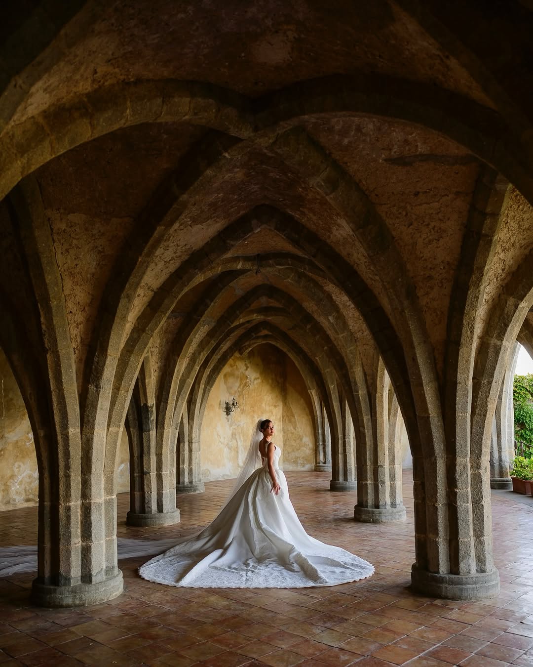 Luxo e romance: vestido de Franciny brilha em cerimônia na Itália