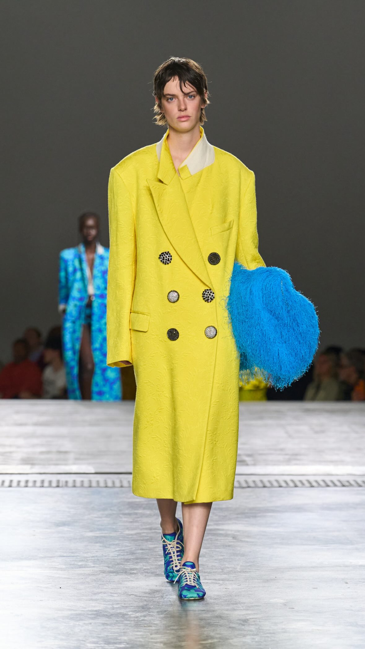 Dries Van Noten exibe maximalismo na Paris Fashion Week