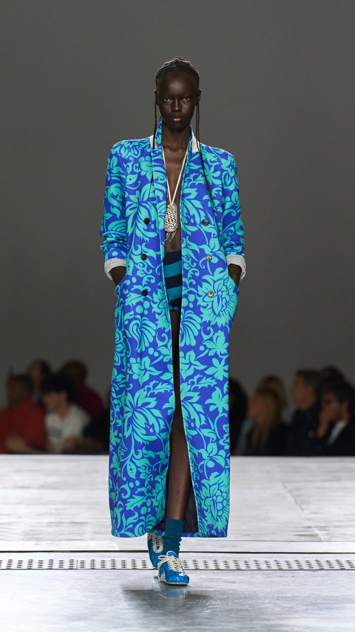 Dries Van Noten exibe maximalismo na Paris Fashion Week