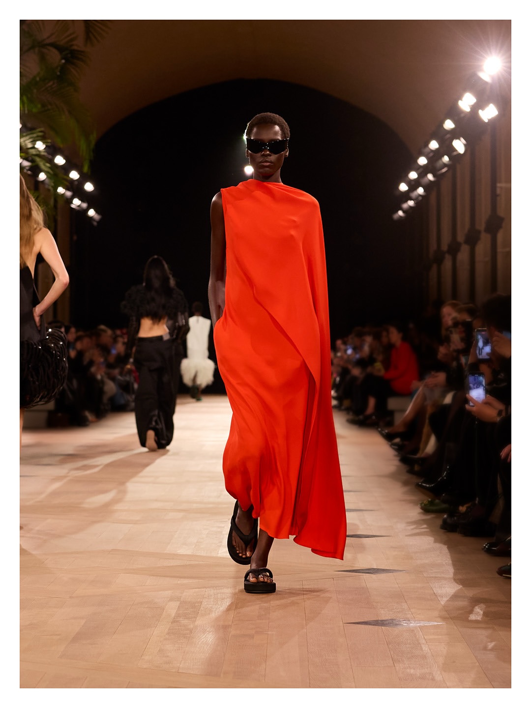 Pierpaolo Piccioli estreia na Balenciaga com desfile de tirar o fôlego
