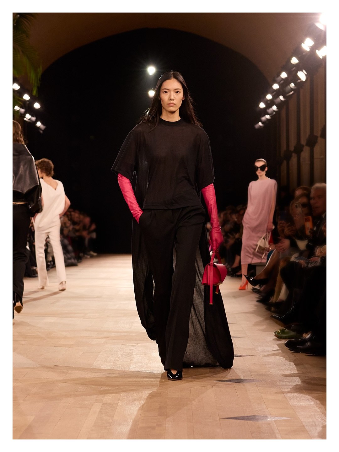 Pierpaolo Piccioli estreia na Balenciaga com desfile de tirar o fôlego