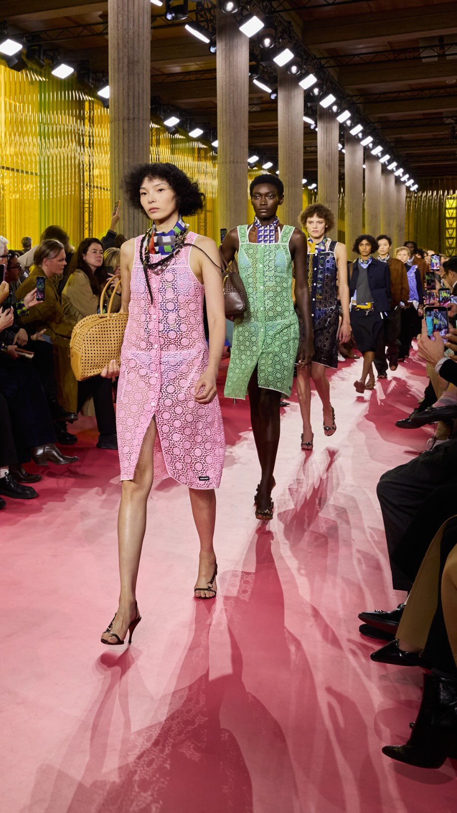 Emma Watson surpreende ao comparecer para assistir desfile em Paris