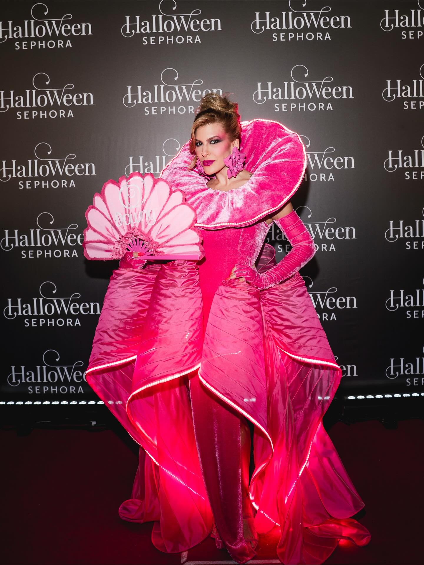 Lorena Improta usa look pink e com LEDs para Baile da Sephora Lorena Improta usa look pink e com LEDs para Baile da Sephora